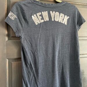 Women’s Yankee’s v-neck shirt